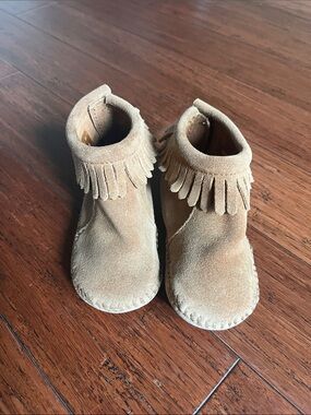Kids size 6 Minnetonka boots moccasins